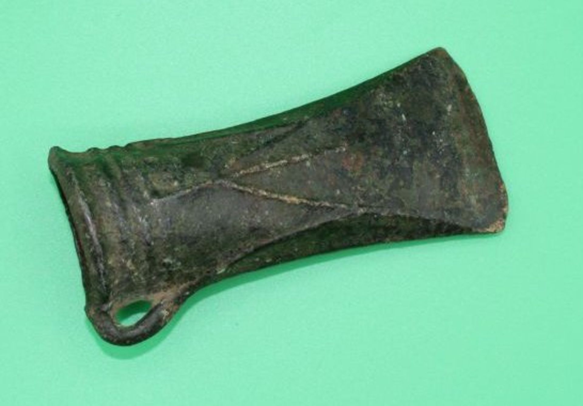 Ausgrabung, Teil einer Axt, Bronze, keltisch, lt. Einlieferer ca. 700-400 v. Chr., L-10,5cm. - Bild 2 aus 3