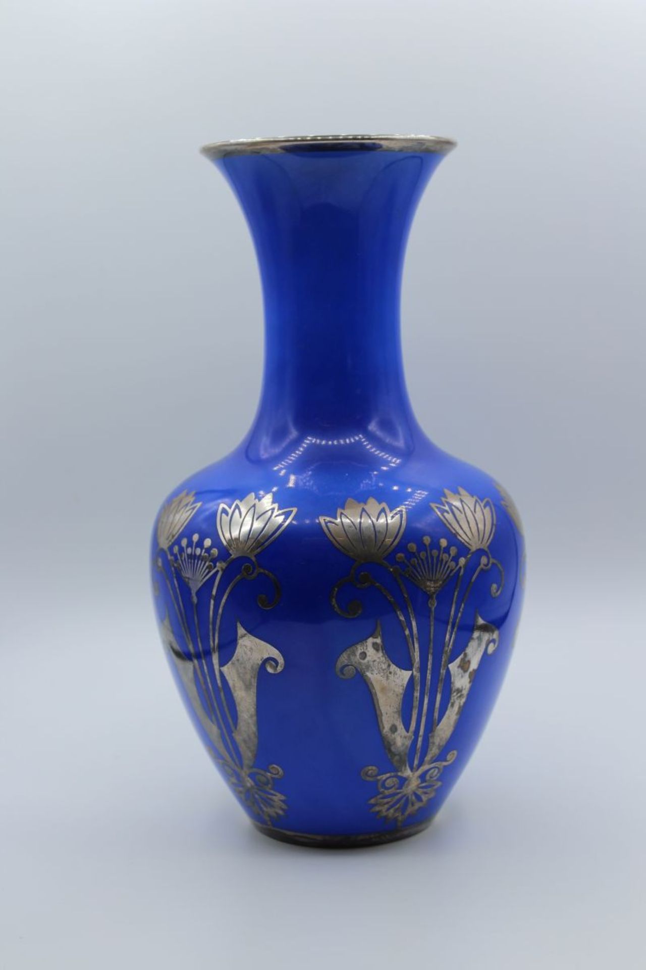 Hutschenreuther Vase mit Silberoverlay auf blauem Grund, H-25cm, guter Zustand.