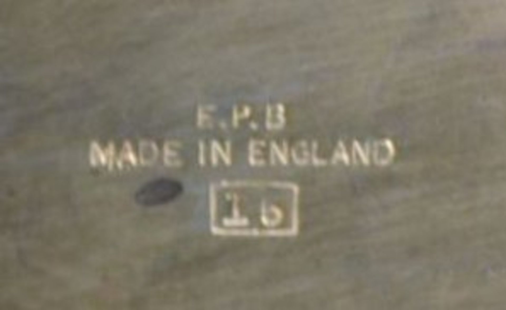 gr. ovales Galerie-Tablett, versilbert, zieseliert, England, H-4cm B-42cm T-31cm. - Bild 2 aus 2