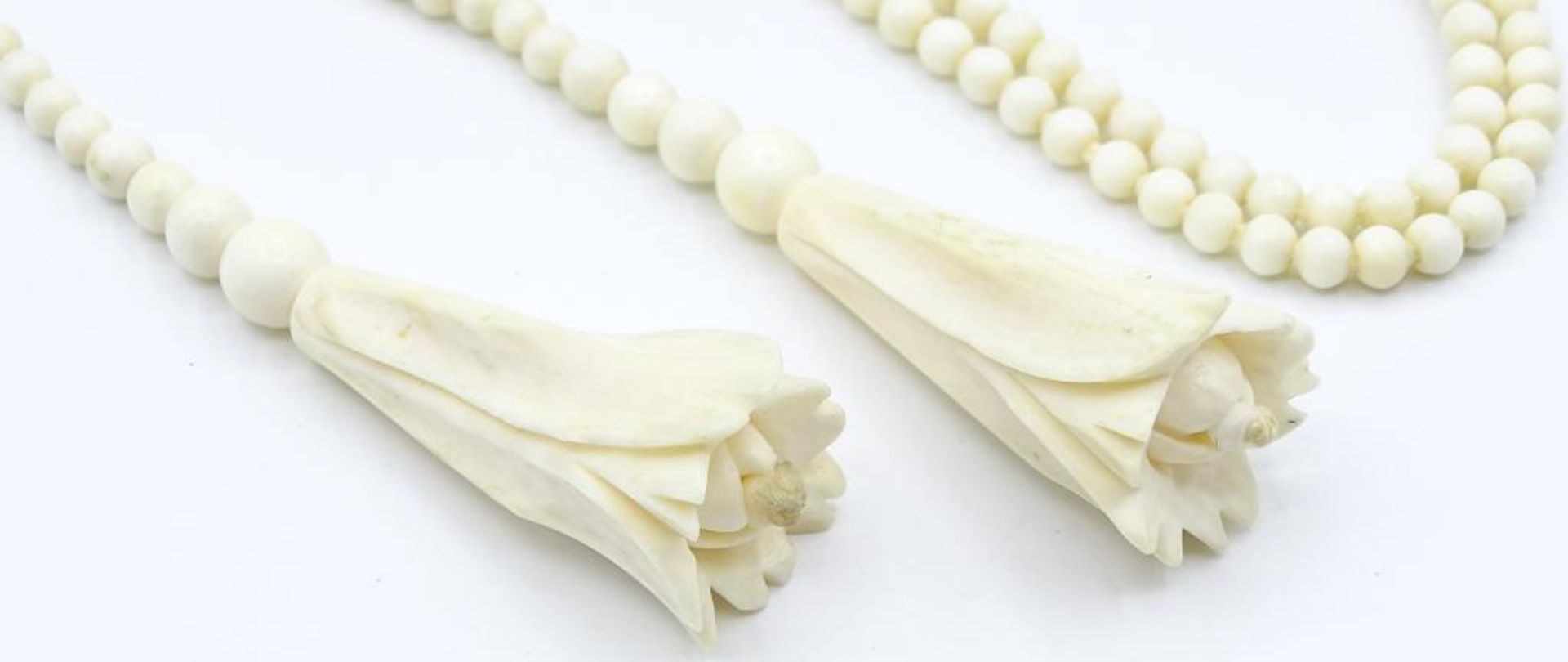 Knochen-Collier aus Kugeln 6 - 3 mm, im Verlauf und feinen Schnitzereien, - Bild 2 aus 2