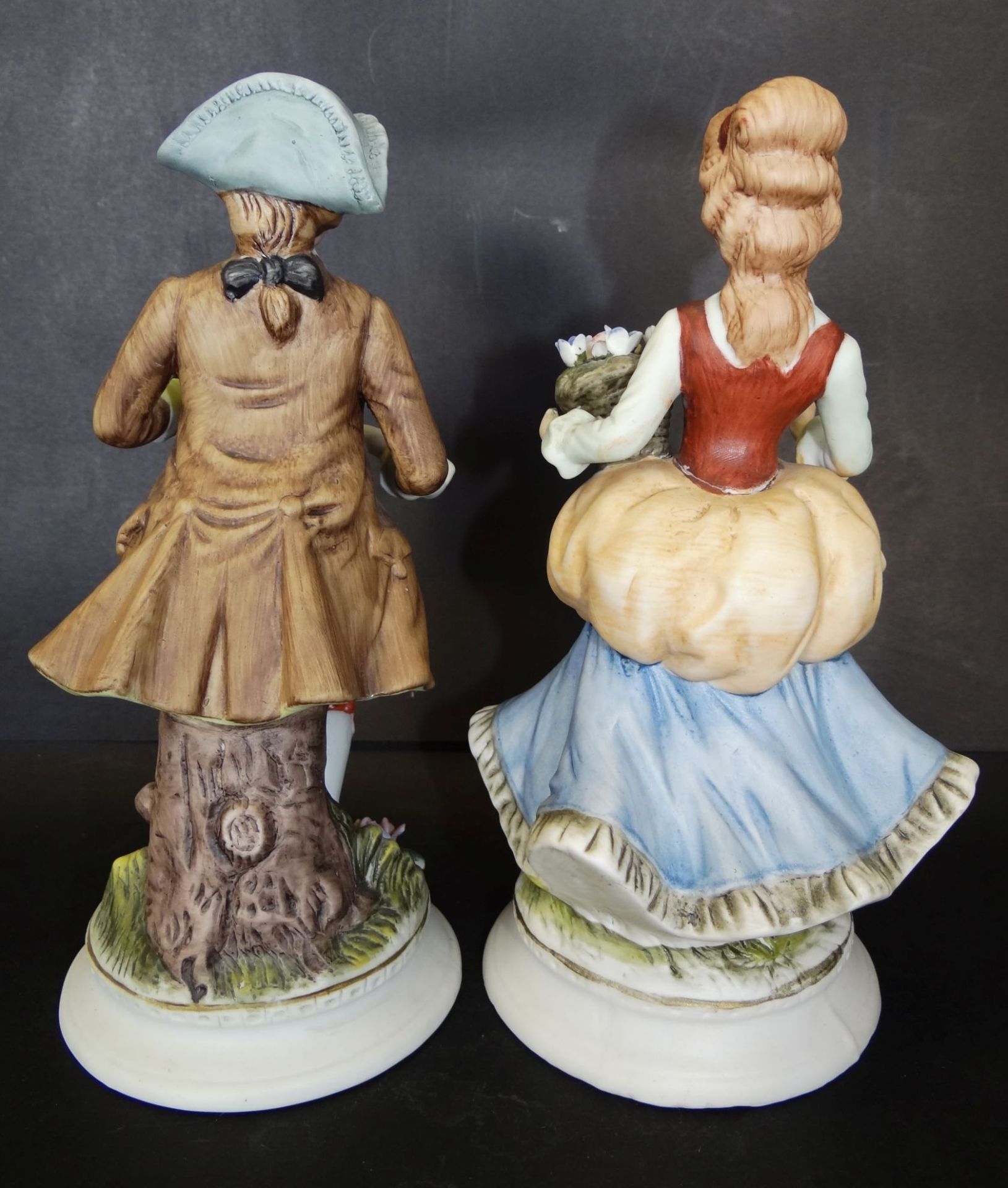 2x Bisquitporzellanfiguren "Junges Paar" bemalt, H-22 cm, Dame geklebt. - Bild 3 aus 4