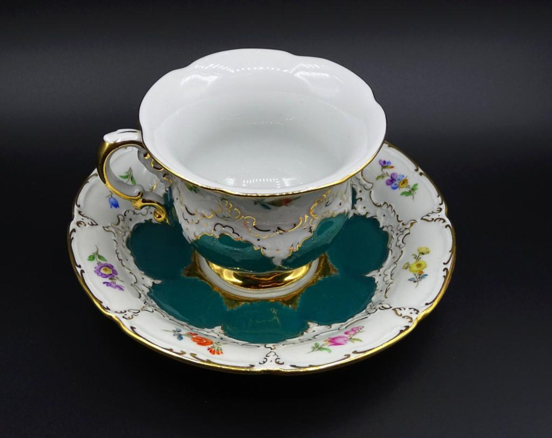 Meissen Prunk Tasse mit U.T. grüner Fond, Streublumen,1.Wahl, H- 9,0c - Bild 2 aus 5