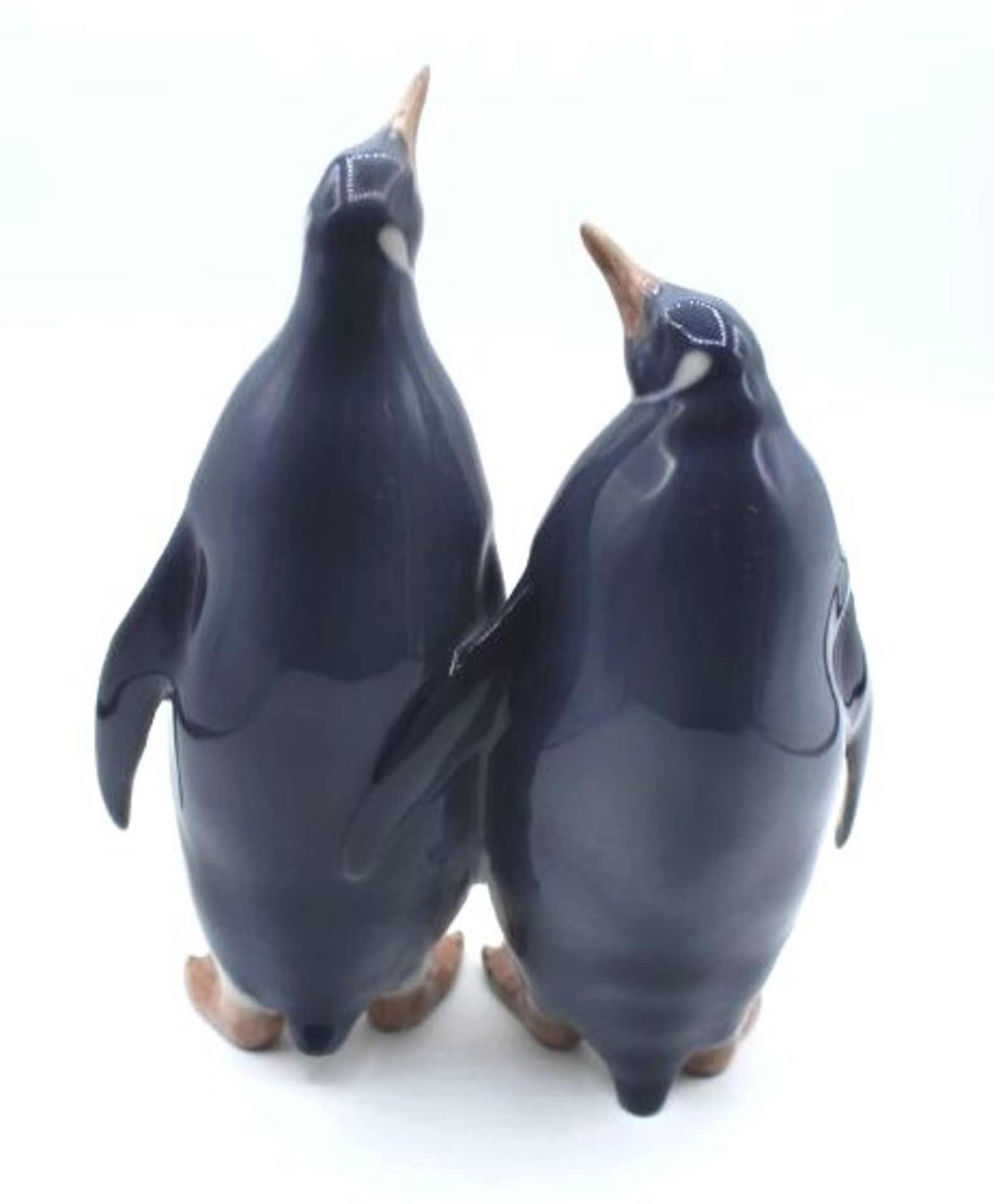 Pinguin-Paar, Royal Copenhagen, Mod.Nr. 2918, polychr. Bemalung in Unterglasurfarben, H-18cm. - Bild 3 aus 5