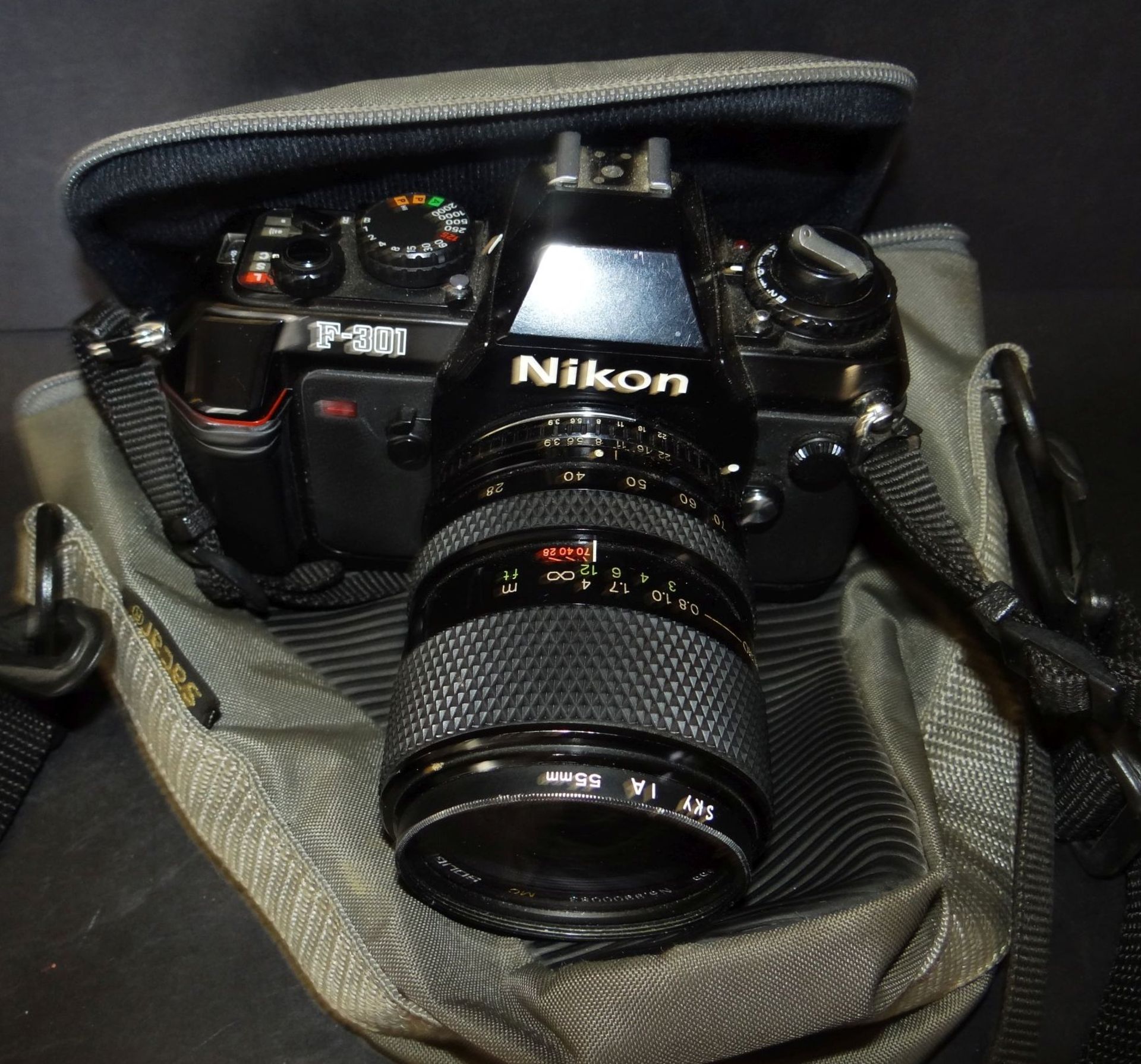 Fotoapparat NIKON F-301 mit Tasche, eine Skalenanzeige lose