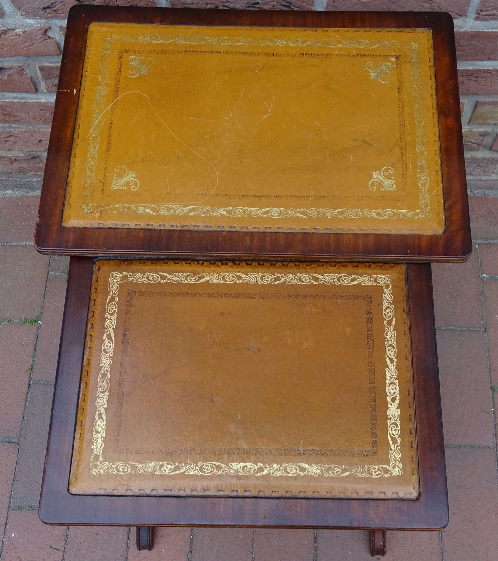 2 englische Beistelltischchen mit Lyra, Mahagoni mit Leder, Gebrauchsspuren, max H-56 cm, 52x36 cm - Bild 2 aus 6