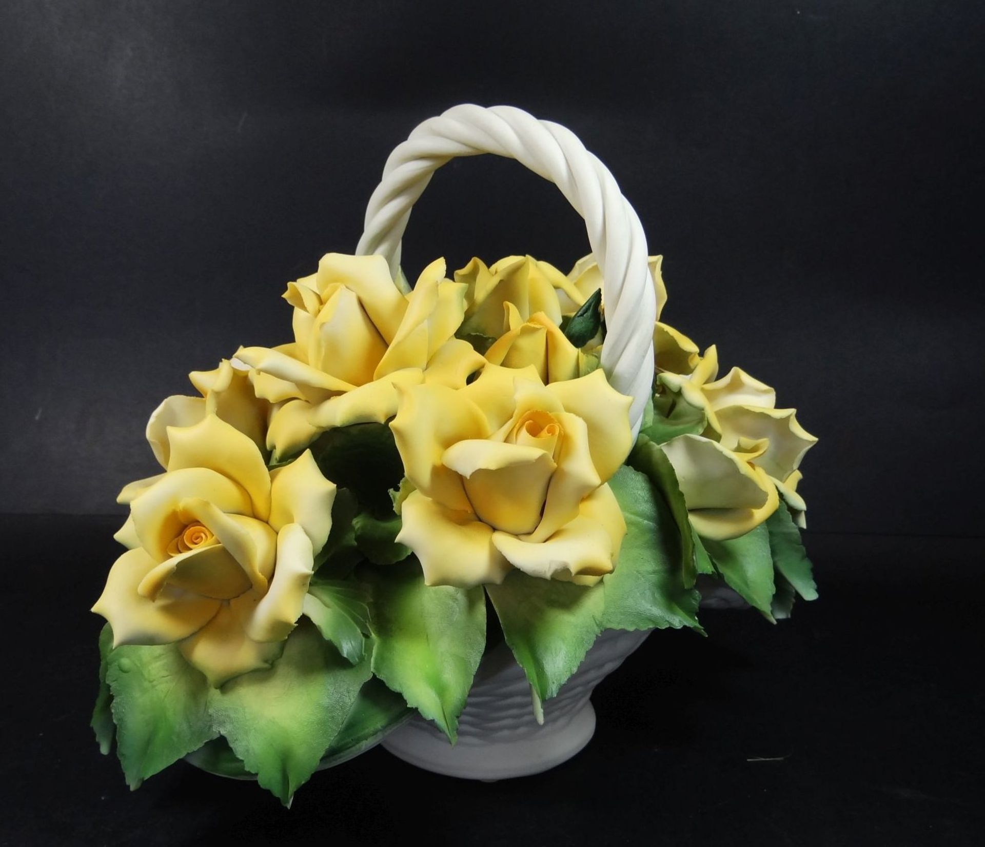 grosser Rosenkorb von Franklin Mint, 1992, als Tischdekoration, gelbe Rosen, H-22 cm, B-29 cm,