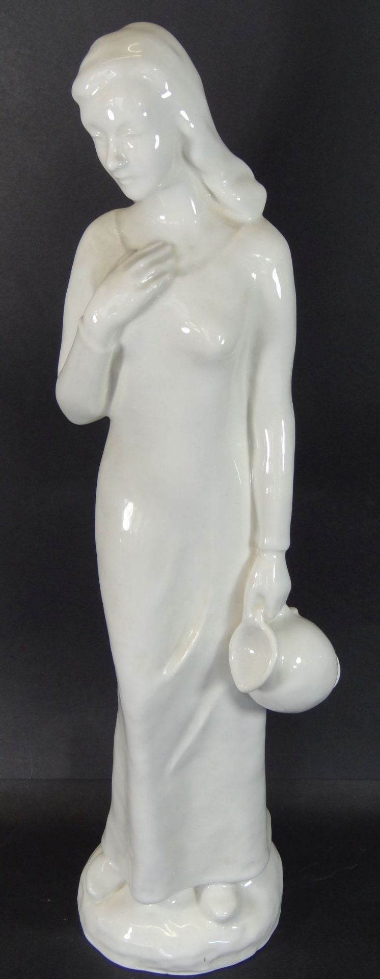 hohe Porzellanfigur "Mädchen mit Krug" weiss, H-49 cm, Monogram