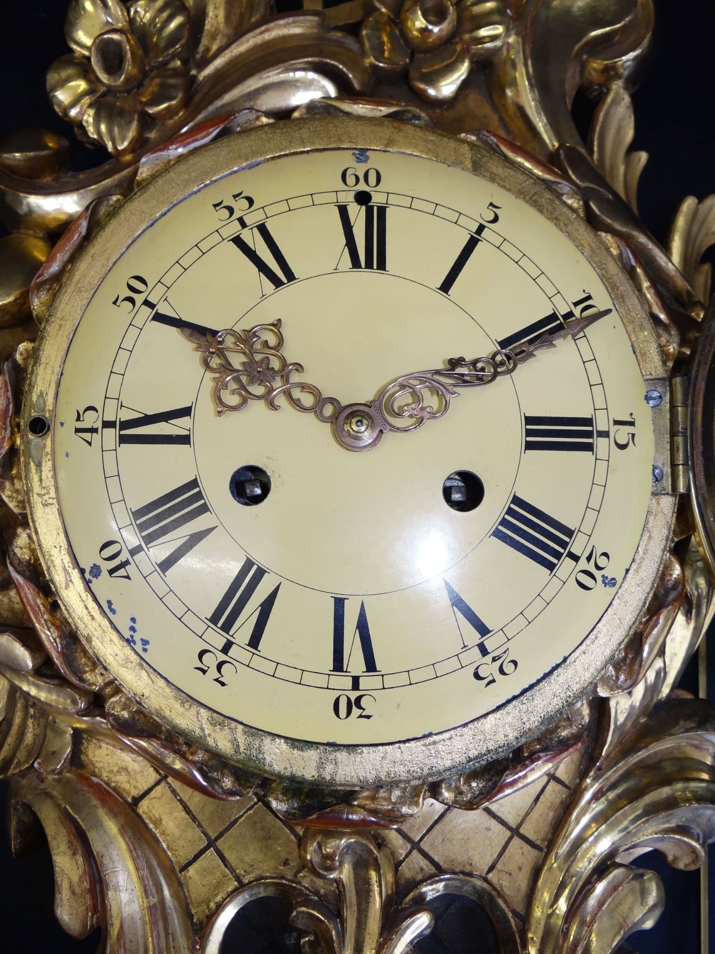 gr. Kartell-Uhr, Holz vergoldet, , H-62 cm, B-32 cm, guter Zustand, leider falsches , zu langes - Bild 4 aus 10