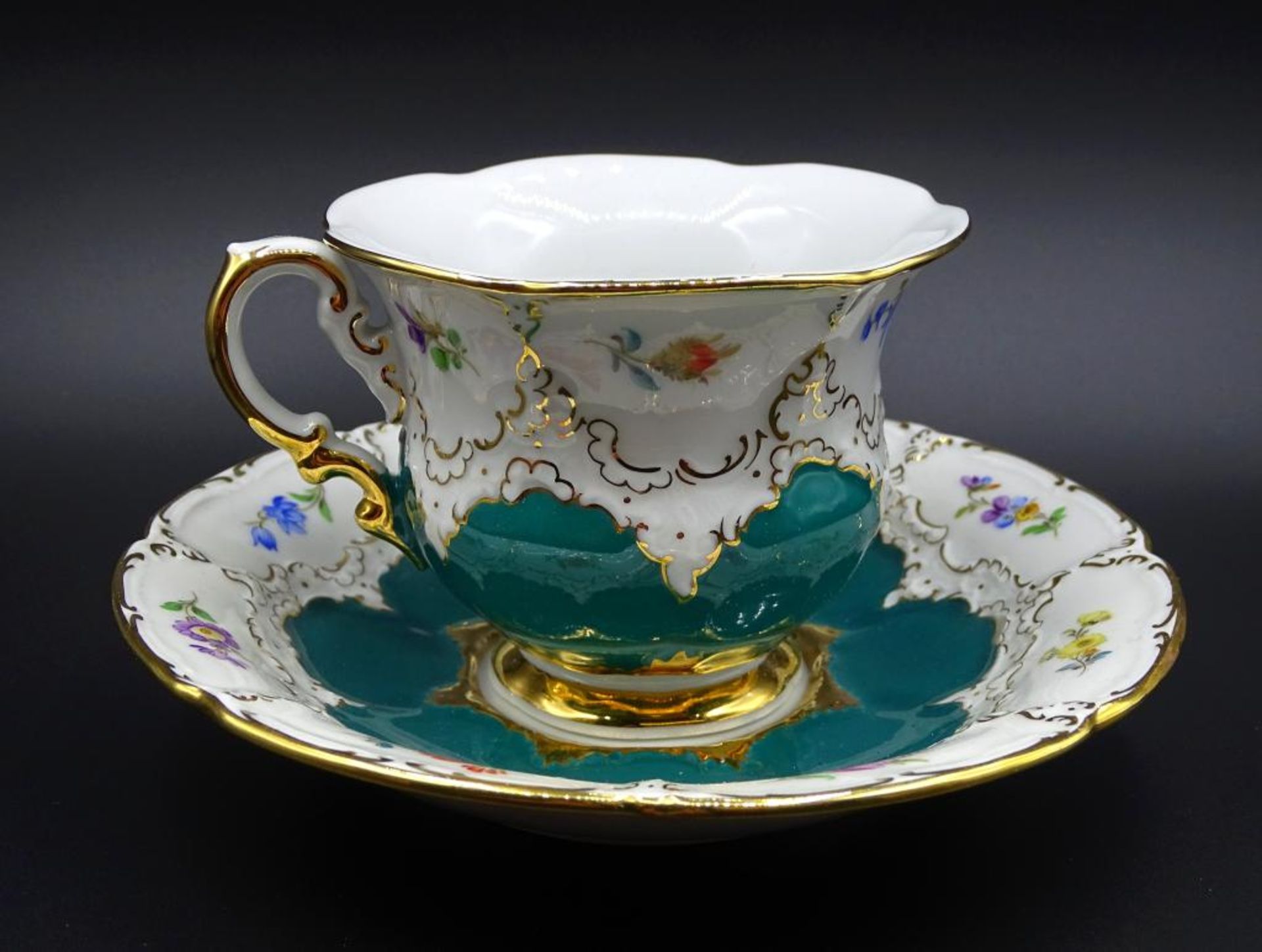 Meissen Prunk Tasse mit U.T. grüner Fond, Streublumen,1.Wahl, H- 9,0c