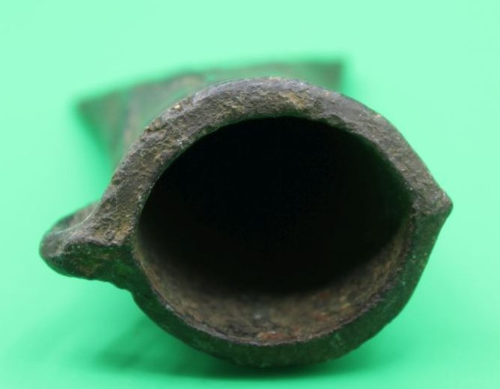 Ausgrabung, Teil einer Axt, Bronze, keltisch, lt. Einlieferer ca. 700-400 v. Chr., L-10,5cm. - Bild 3 aus 3