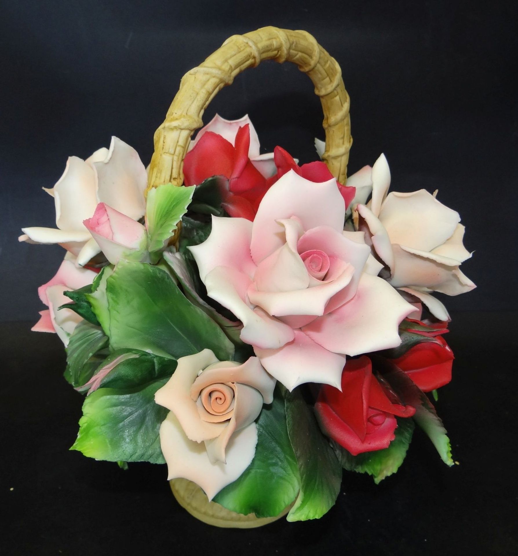 grosser Rosenkorb von Franklin Mint, 1992, als Tischdekoration,rote Rosen, H-24 cm, B-18cm, einige