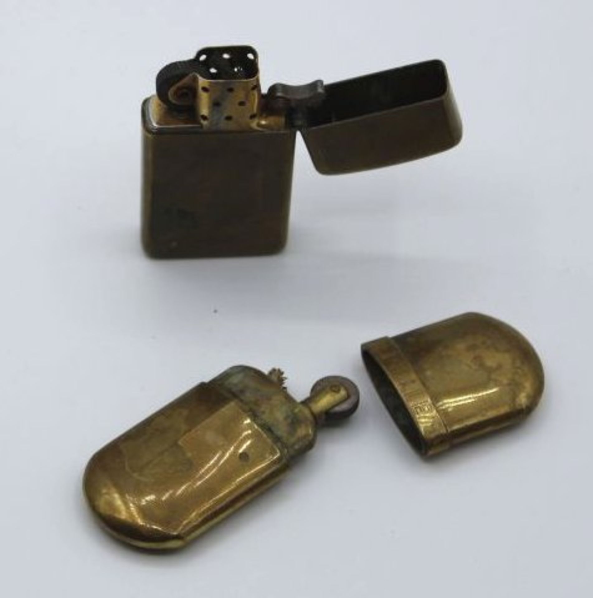 2x ältere Bernzinfeuerzeug, Solid Brass und Pielle diese gerissen, ca. L-7cm.