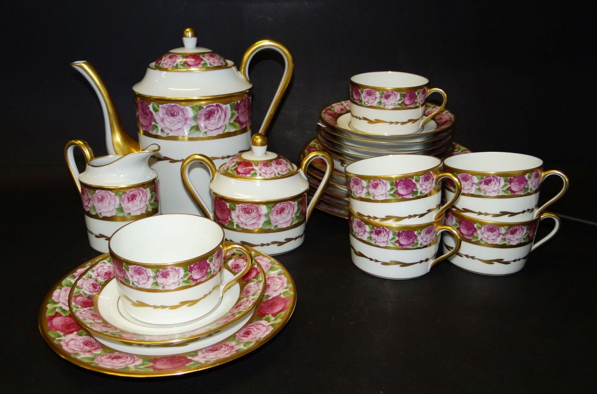 Teeservice "Limoges" mit Rosendekor, für 6 Personen, um 1900, 21 Teile, ein U.T. bestosse