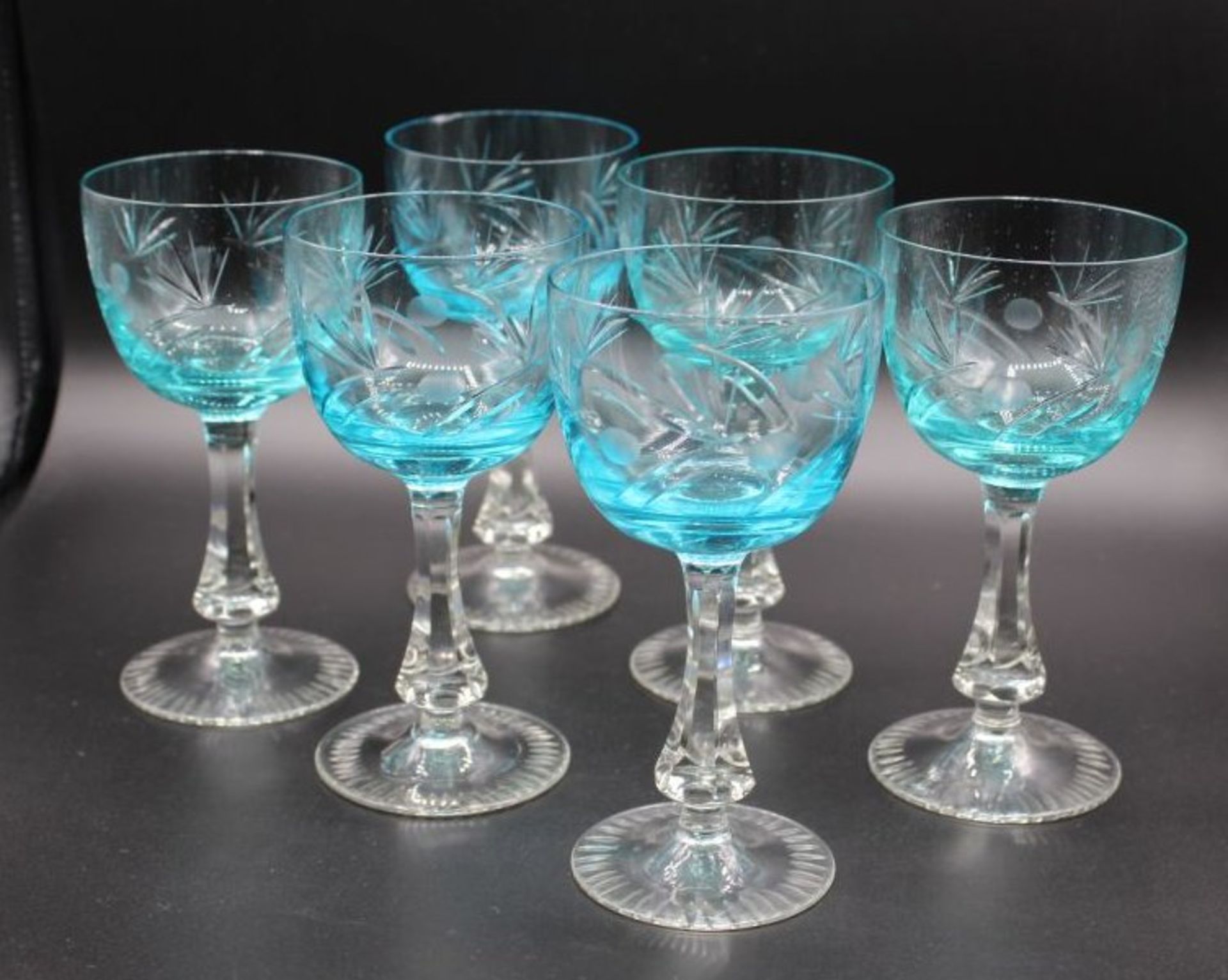6x Kristall-Gläser, beschliffen, bläuliche Kuppa, 1x bestossen, H-14cm