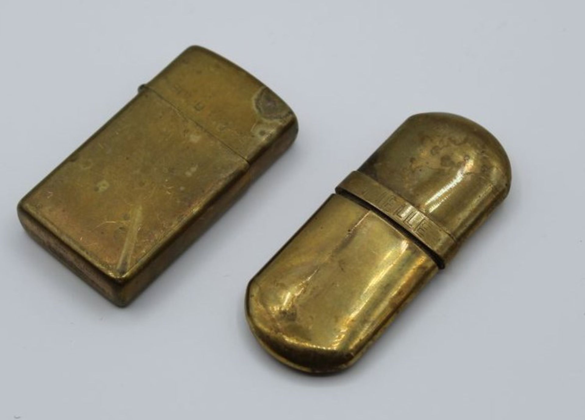 2x ältere Bernzinfeuerzeug, Solid Brass und Pielle diese gerissen, ca. L-7cm. - Bild 2 aus 2