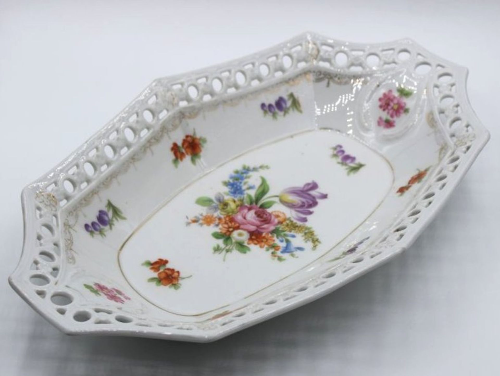 ovale Schale, älter, florale Bemalung und Goldzier, ungemarkt, H-5,5cm, 33 x 19cm.