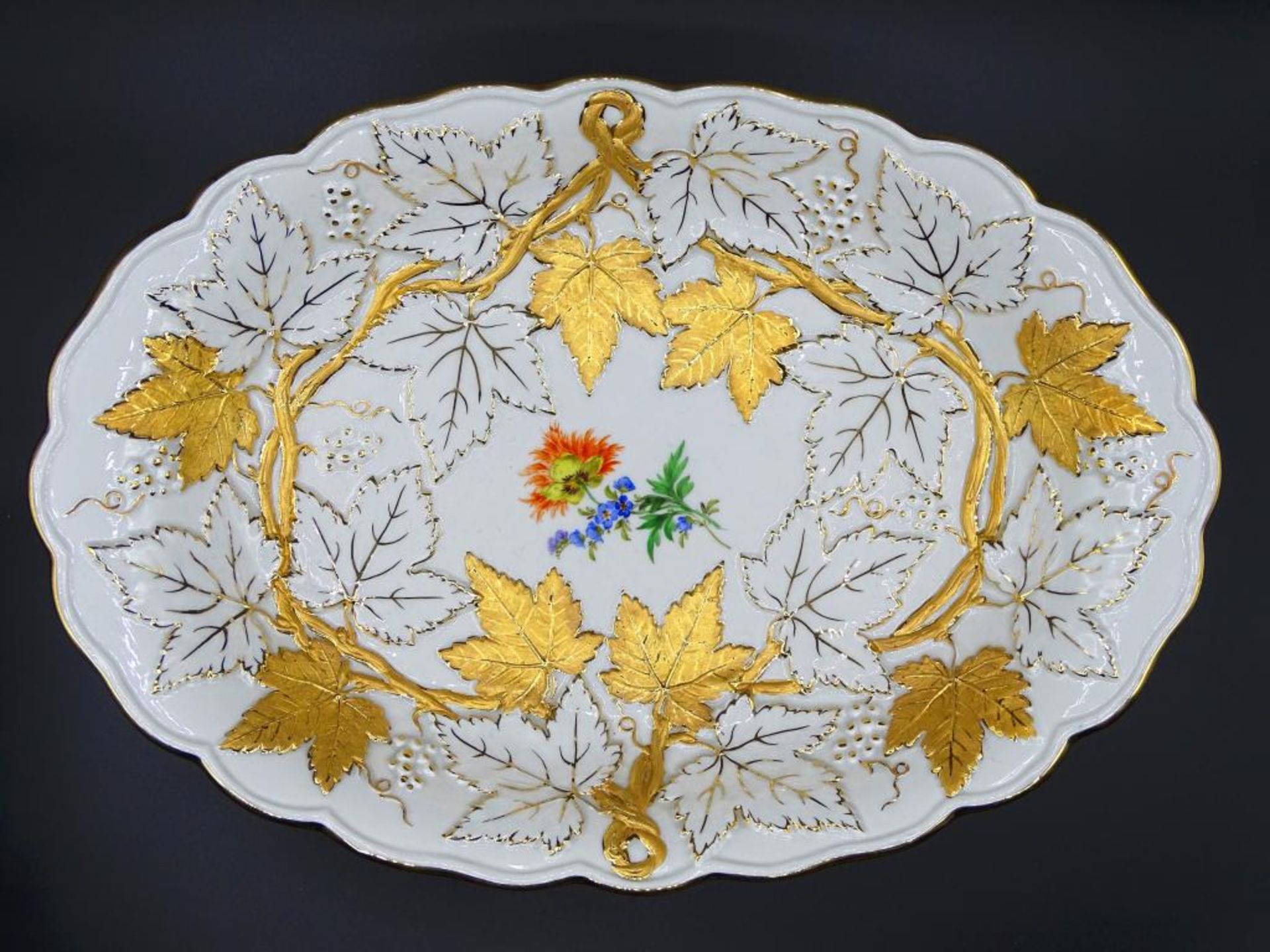 Ovale Schale "Meissen",Schwertermarke, 2.Wahl,durchschliffen,Blumendekor,L- 30x21cm