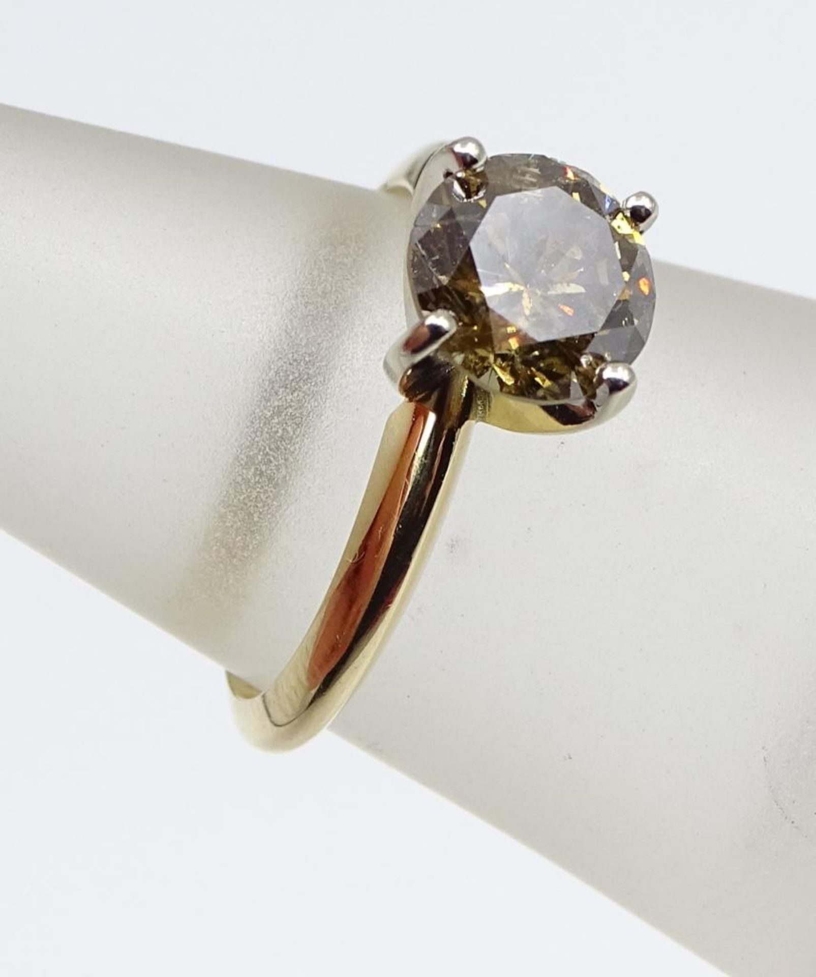 Brillant-Solitär-Ring, 585er GG ,Champagnerfarbiger Brillant ca. 1,5ct., seitl.ein Abplatzer,sowie
