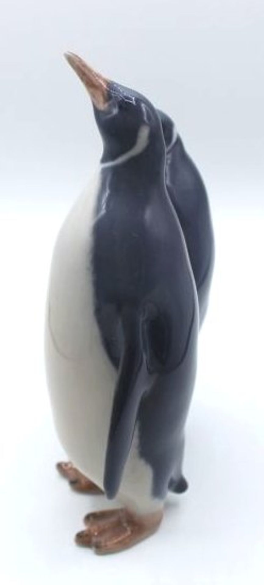 Pinguin-Paar, Royal Copenhagen, Mod.Nr. 2918, polychr. Bemalung in Unterglasurfarben, H-18cm. - Bild 2 aus 5