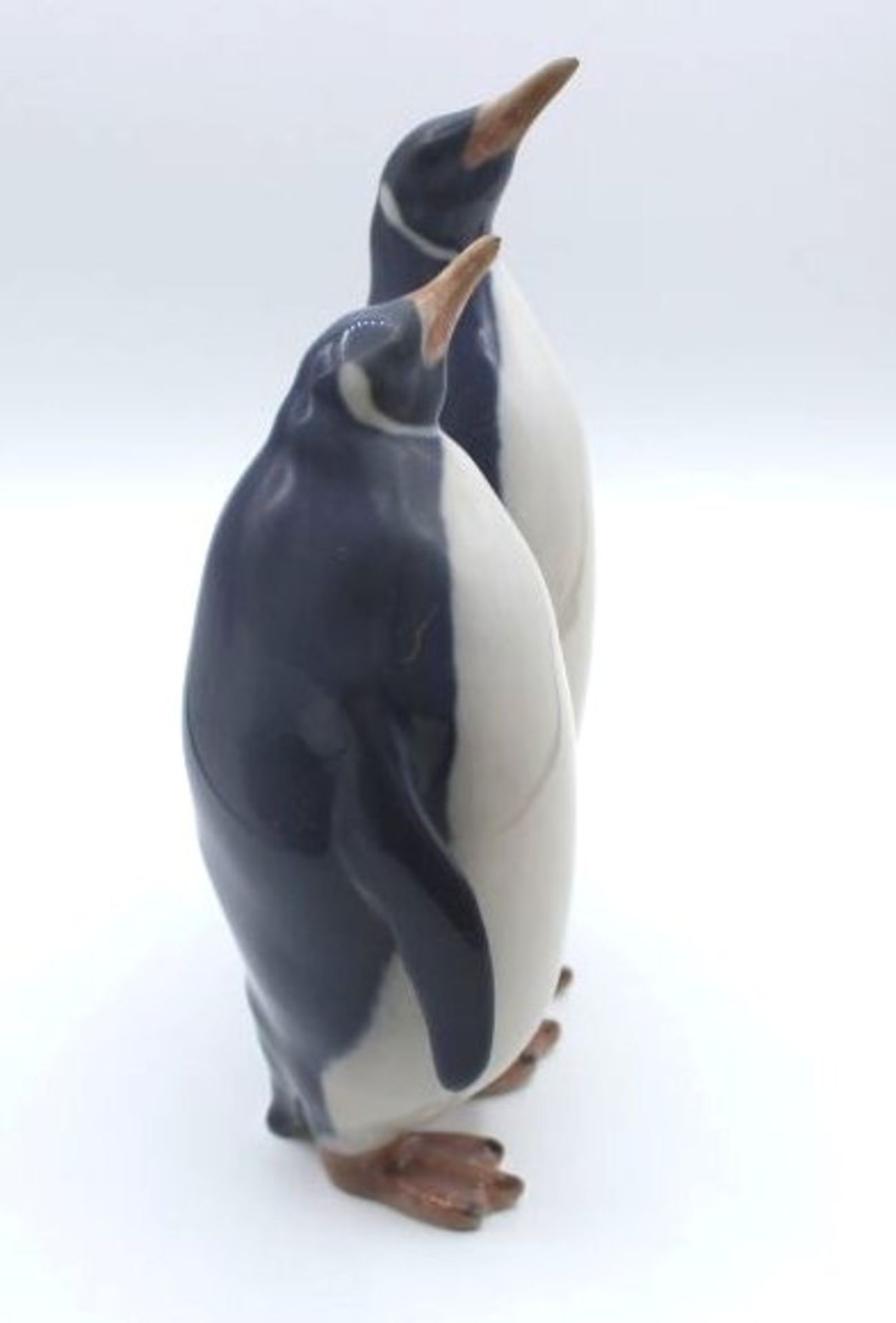 Pinguin-Paar, Royal Copenhagen, Mod.Nr. 2918, polychr. Bemalung in Unterglasurfarben, H-18cm. - Bild 4 aus 5