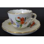 *Mocca-Tasse mit U.T., "Meissen" Blumenmalerei