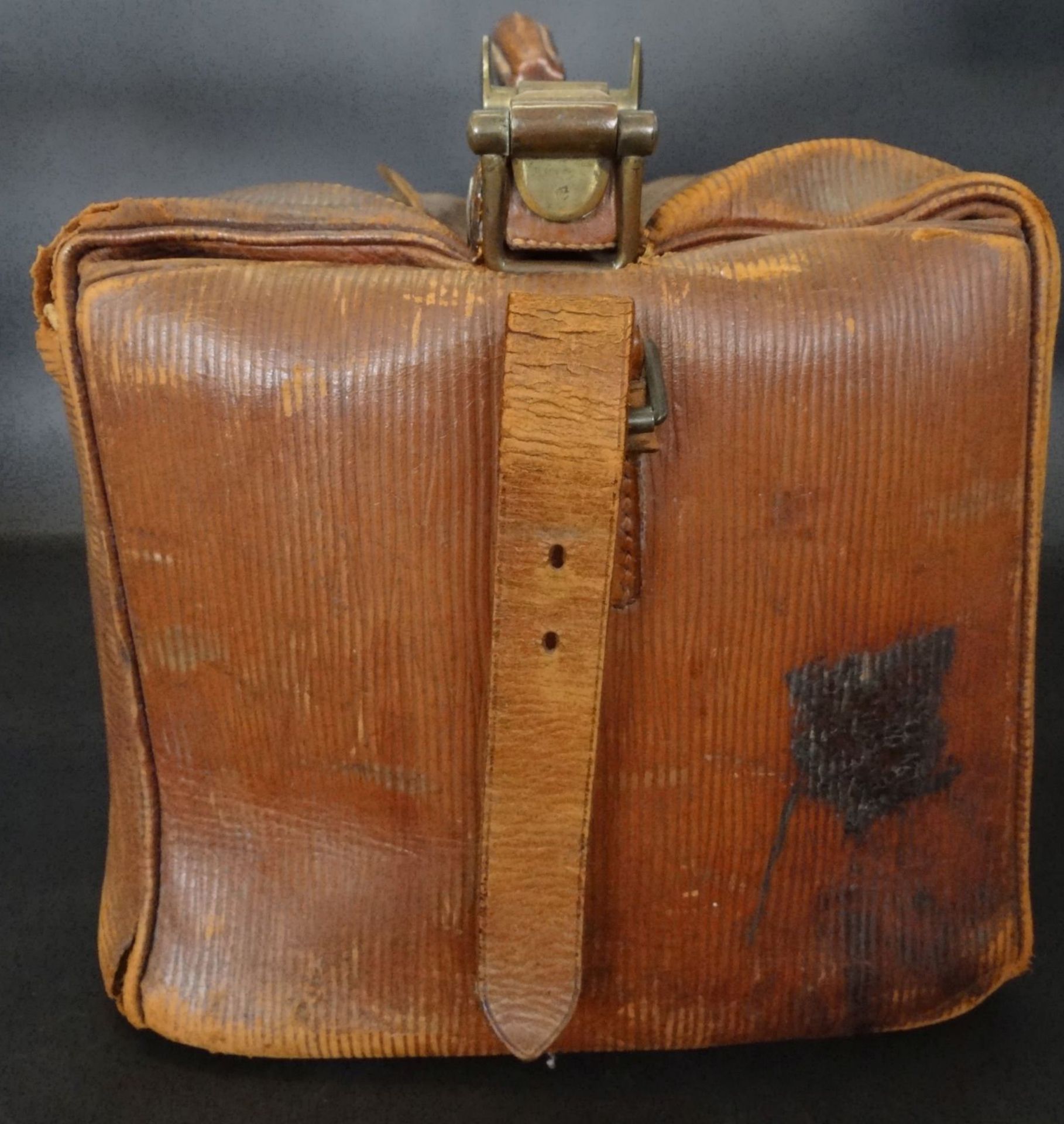*alte Leder-Arzttasche, starke Gebrauchsspuren,2x kl. Löcher, H-H-30 cm, 45x25 c - Bild 3 aus 5