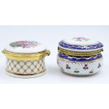 *Zwei Pillen Deckel Dosen,Falcon China und Schloss Marienburg,bemalt,d- 4,9 und 5,9cm,