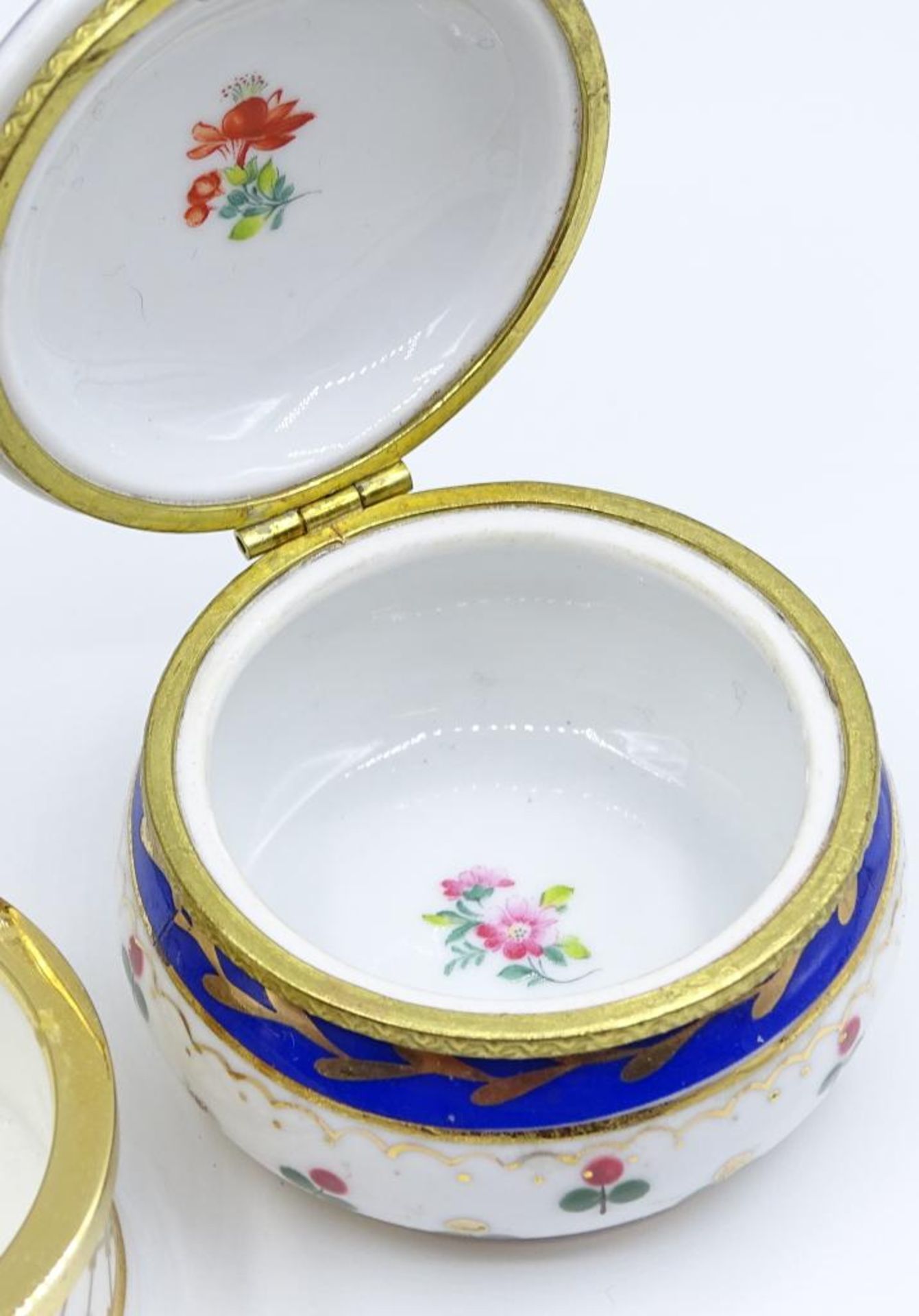 *Zwei Pillen Deckel Dosen,Falcon China und Schloss Marienburg,bemalt,d- 4,9 und 5,9cm, - Bild 4 aus 5