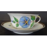 *Tasse mit U.T., Blumenmalerei, signiert, Golddekor berieben