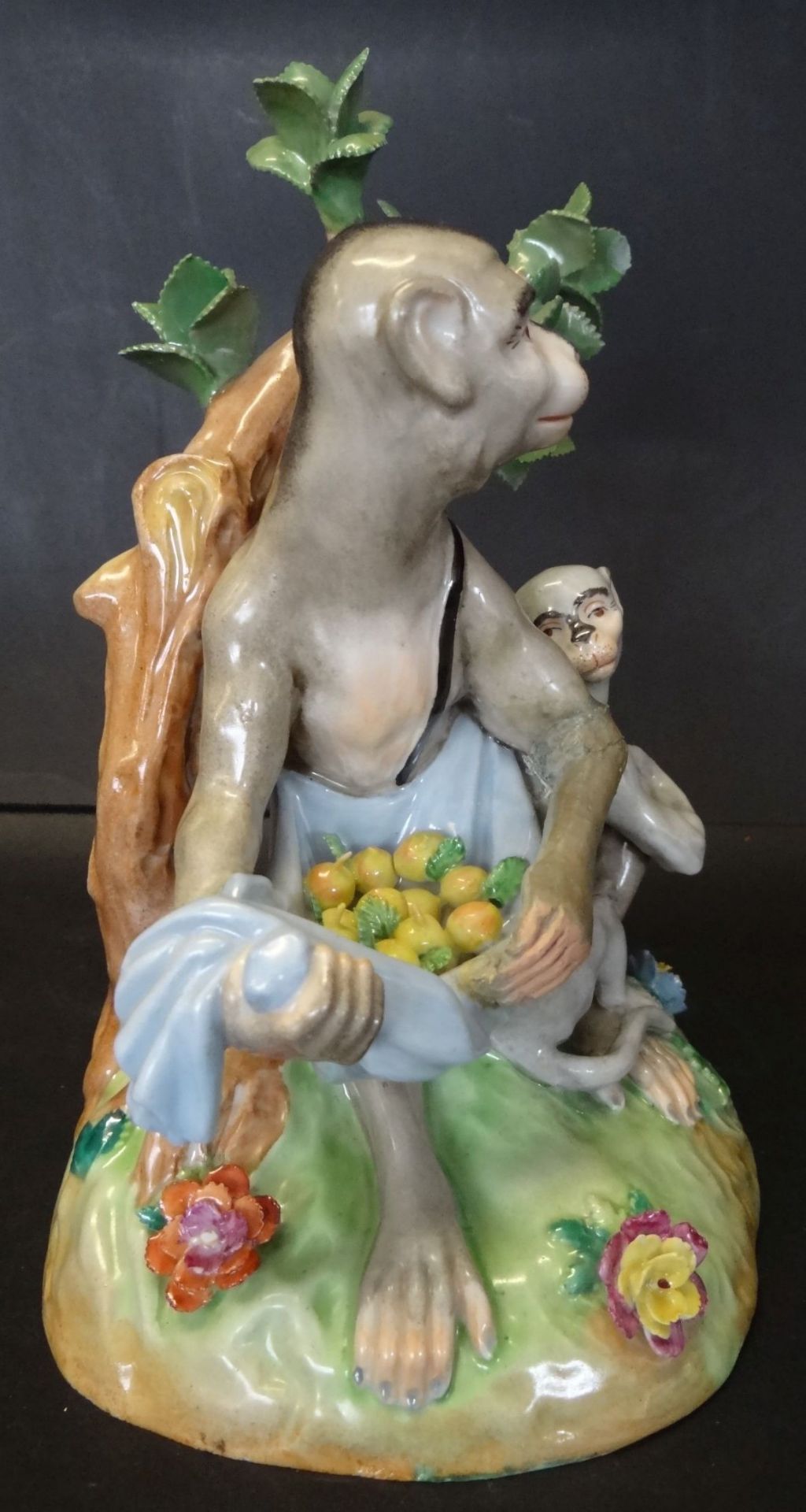 *Affenmutter mit Junges auf Sockel "Dresden" farbig staffiert, H-17 cm, 12,5x11,5 cm, ein Arm - Bild 3 aus 8