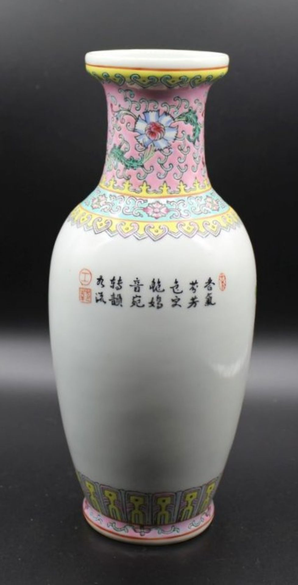 Vase, China, gemarkt, Vogel-u. Blumendekor, neuzeitl., H-26cm. - Bild 2 aus 3