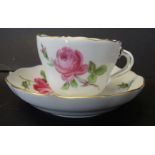 *Mocca-Tasse mit U.T., "Meissen" rote Rose, Schwerter durchschliffen