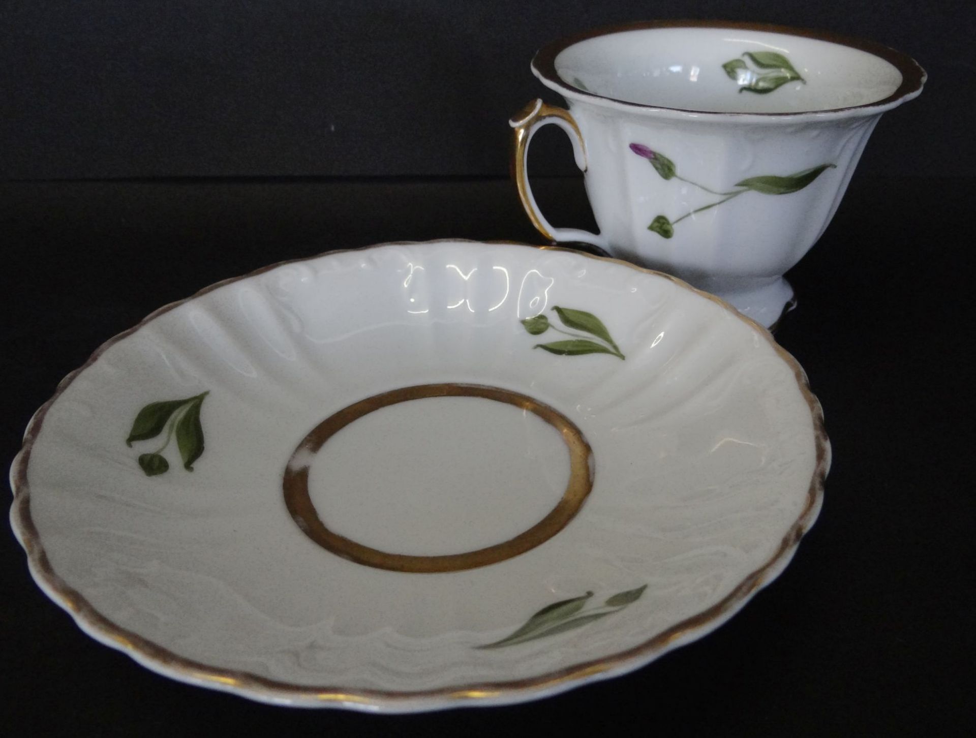 *Tasse mit U.T. "Rosenthal" handbemalt, Blumen, signiert, Goldrand leicht berieben, um 1920 - Bild 3 aus 4