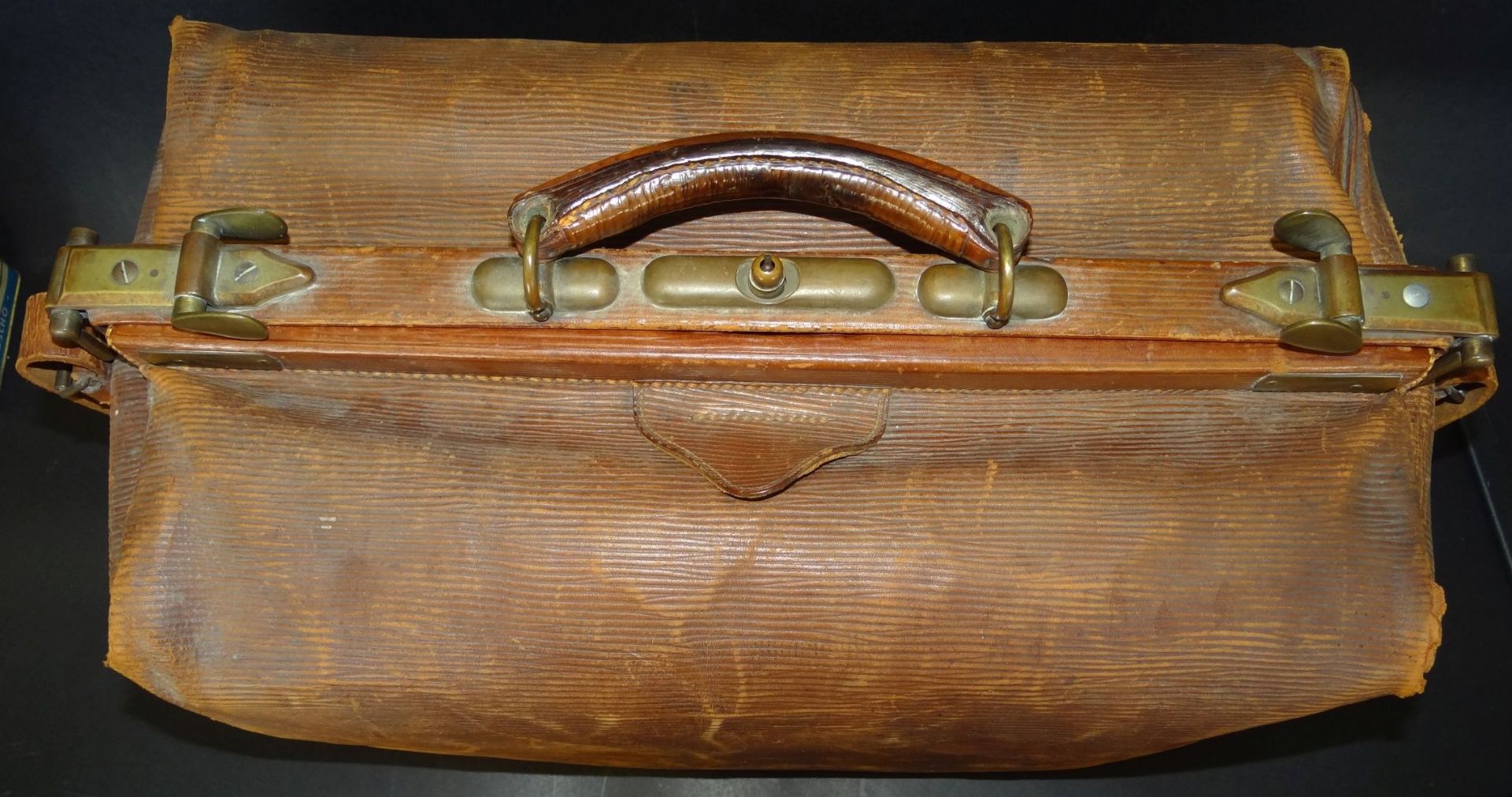 *alte Leder-Arzttasche, starke Gebrauchsspuren,2x kl. Löcher, H-H-30 cm, 45x25 c - Bild 2 aus 5