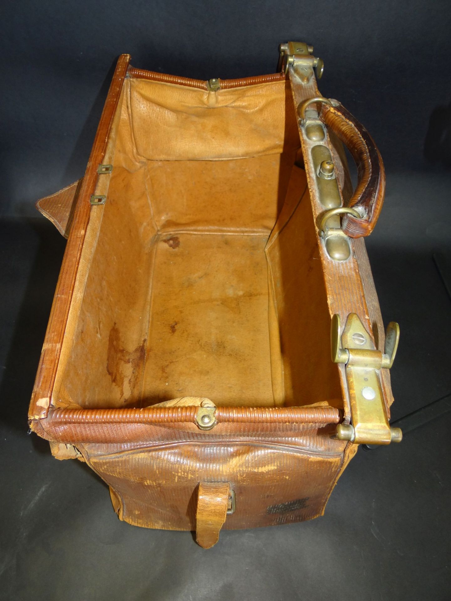 *alte Leder-Arzttasche, starke Gebrauchsspuren,2x kl. Löcher, H-H-30 cm, 45x25 c - Bild 4 aus 5