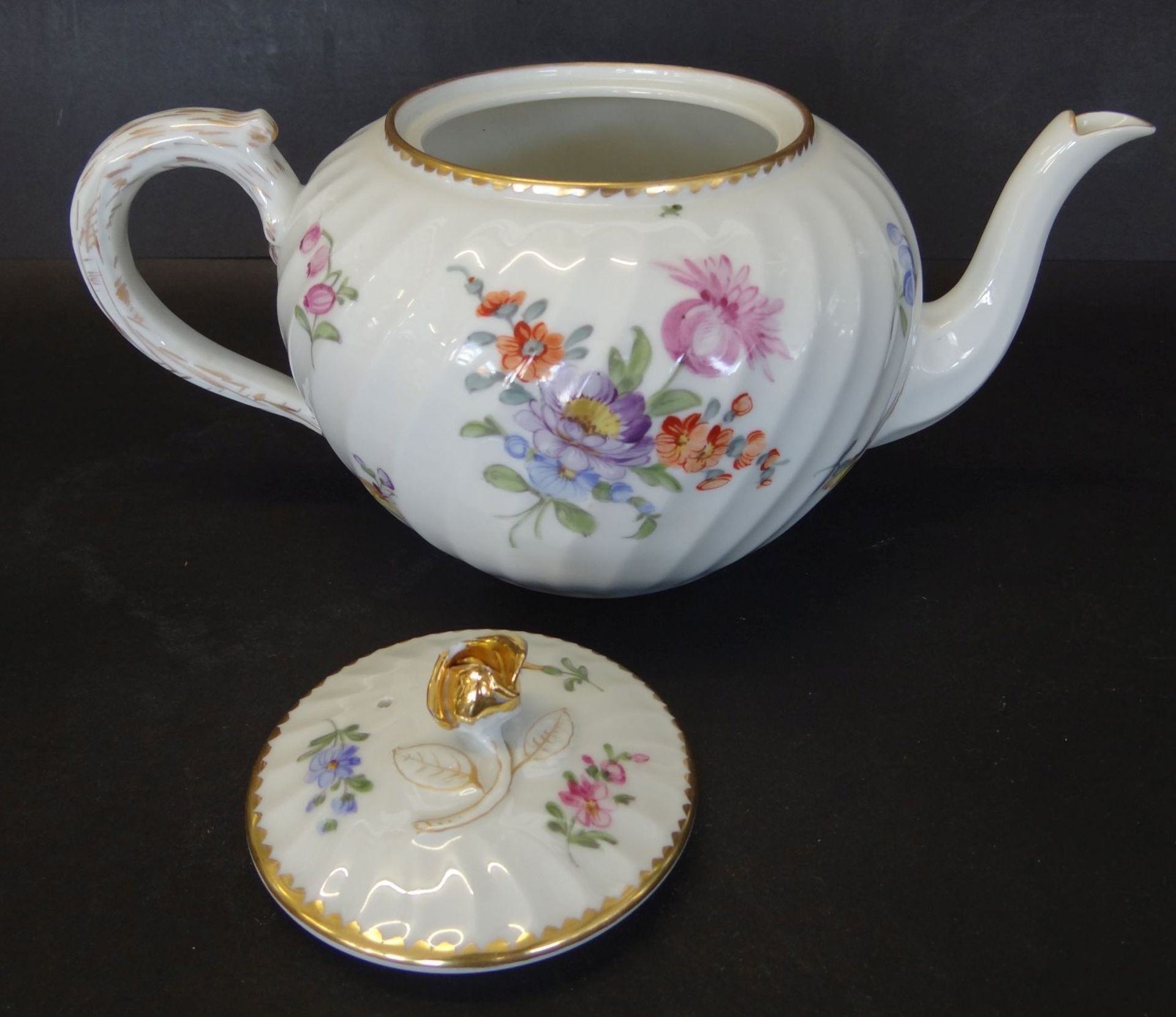 *Teekanne "Nymphenburg" gerippt und mit Blumenmalerei, DFeckelrose minimaler Abplatzer - Bild 4 aus 5