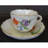 *Mocca-Tasse mit U.T., "Meissen" Blumenmalerei, Schwertermarke durchschliffen, U.T. mit feinen