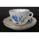 *Mocca-Tasse mit U.T., "Meissen" blaue Blumen