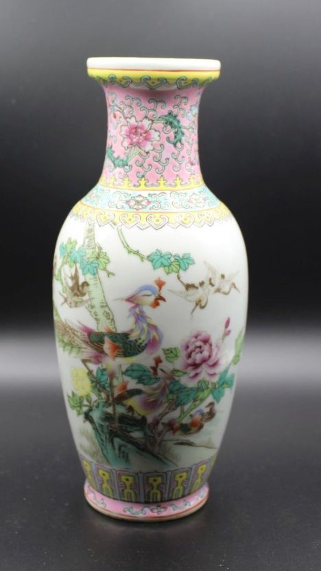 Vase, China, gemarkt, Vogel-u. Blumendekor, neuzeitl., H-26cm.