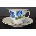 *Tasse mit U.T. "Rosenthal" handbemalt, Blumen, signiert, Goldrand leicht berieben, um 1920