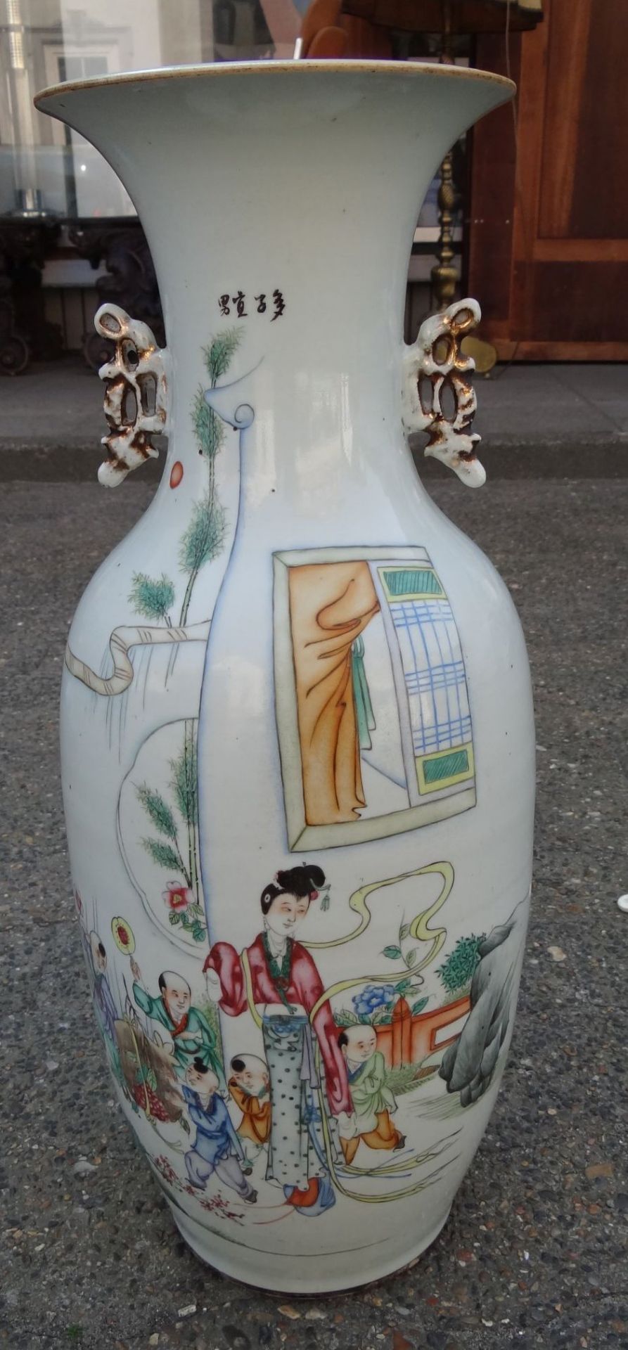 *hohe China-Vase mit figürlicher Malerei, älter, H-59 cm, D-19 cm, ein langer Spannungsri