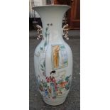 *hohe China-Vase mit figürlicher Malerei, älter, H-59 cm, D-19 cm, ein langer Spannungsri