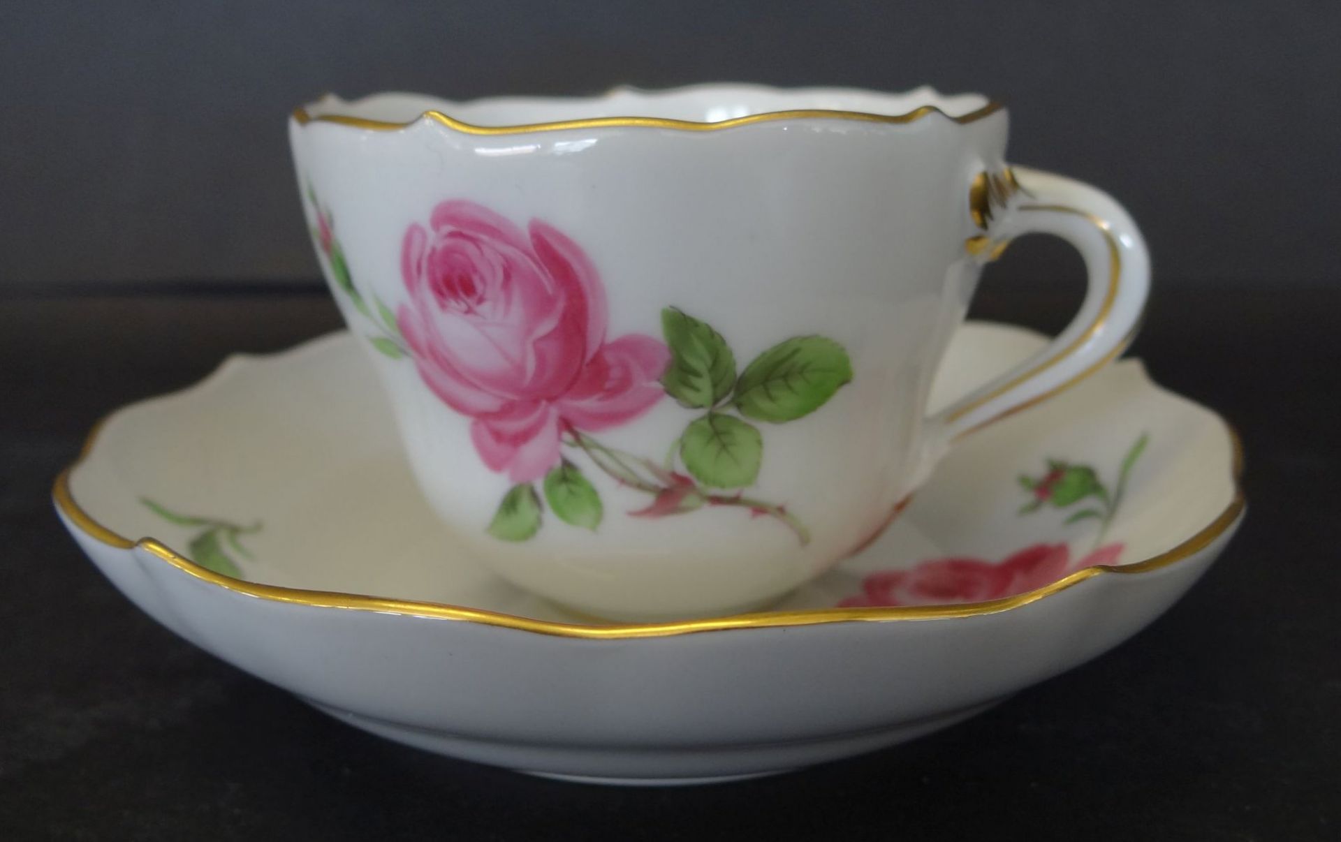 *Mocca-Tasse mit U.T., "Meissen" rote Rose, Schwerter durchschliffen - Bild 2 aus 6