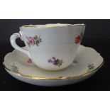 *Mocca-Tasse mit U.T., "Meissen" Streublümchen, Schwerter durchschliffe