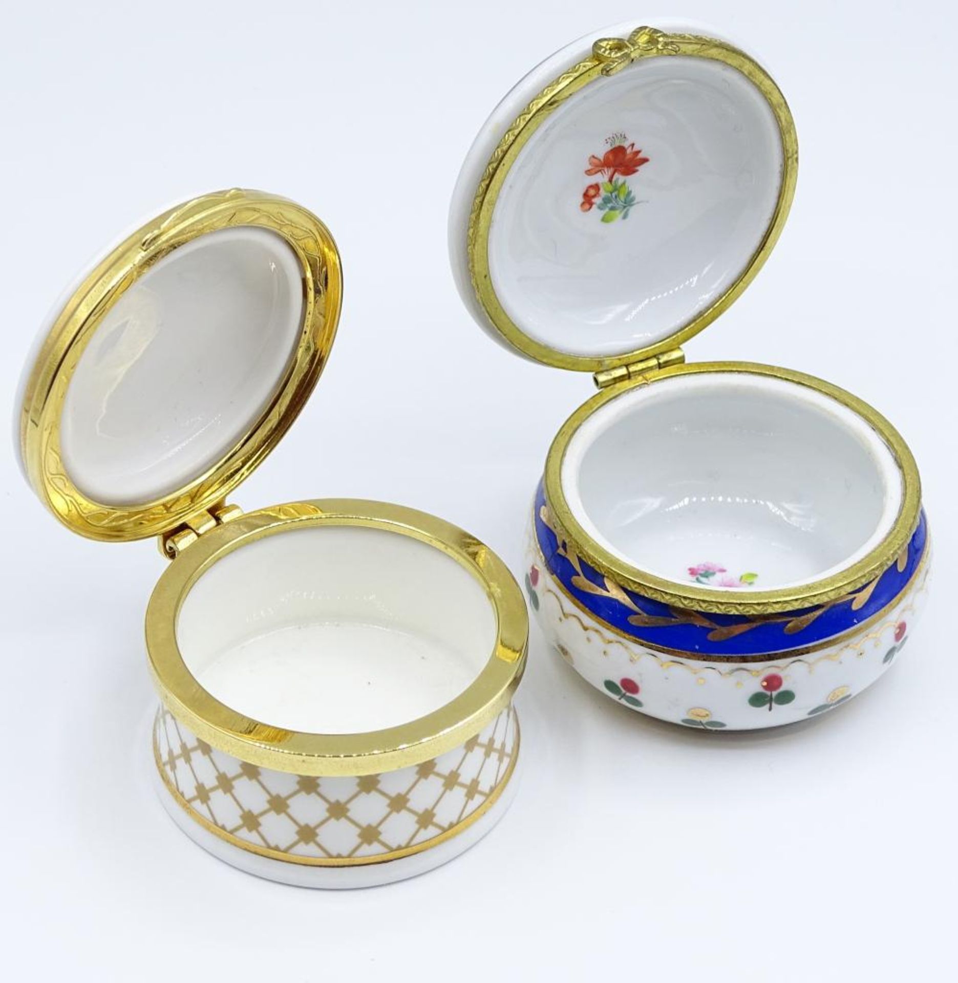 *Zwei Pillen Deckel Dosen,Falcon China und Schloss Marienburg,bemalt,d- 4,9 und 5,9cm, - Bild 3 aus 5