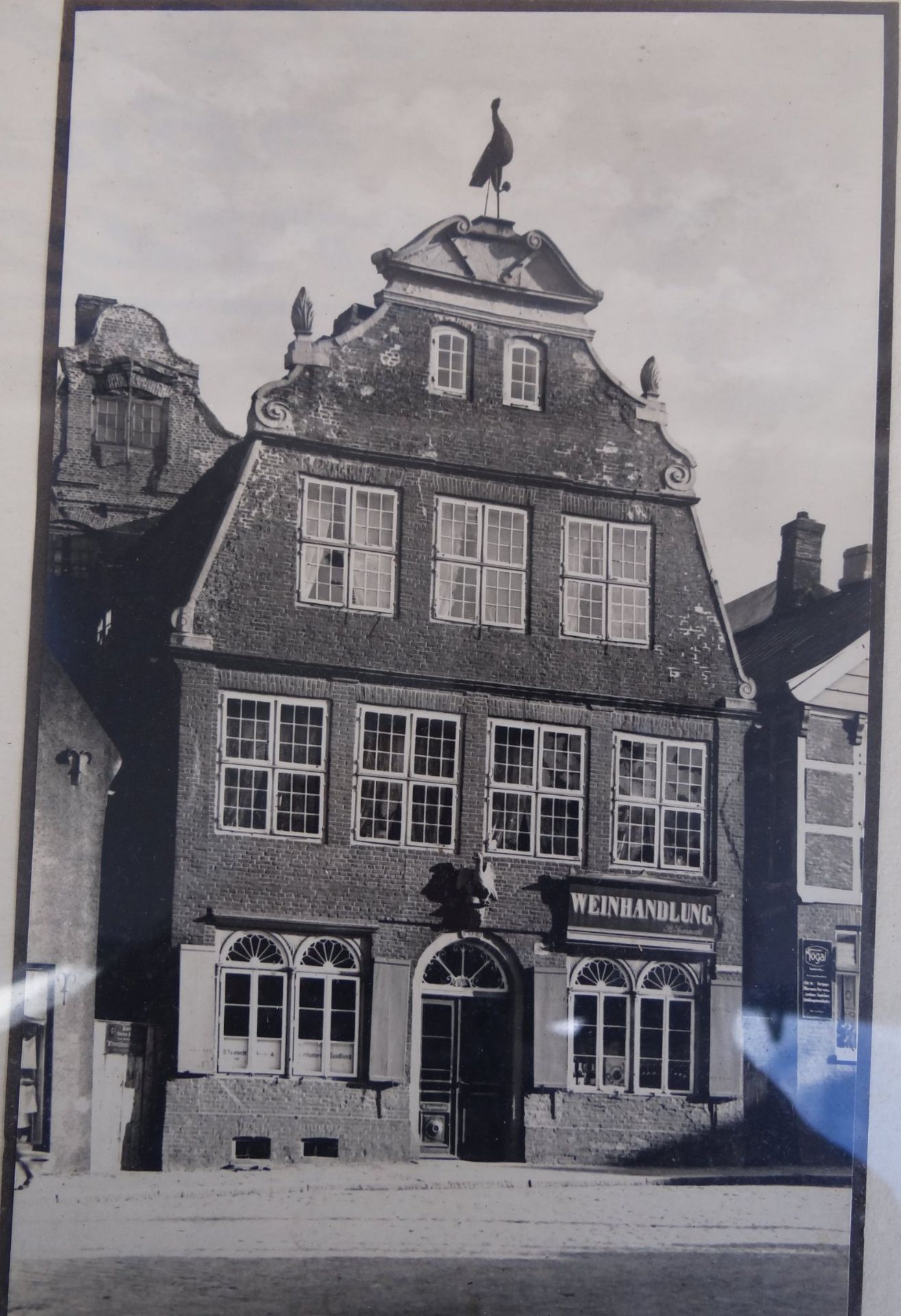 gerahmtes alte Foto vom Kranichhaus in Otterndorf, signiert Ernst Nöldeke jun., verso mit Widmung