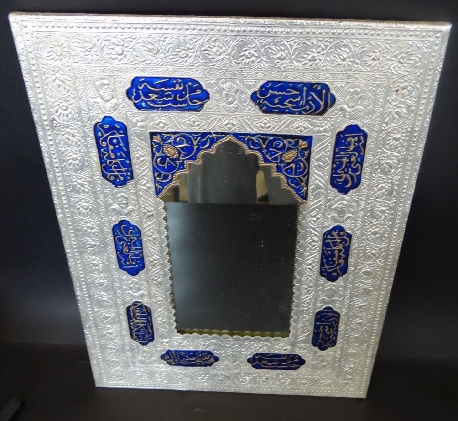 Wandspiegel, geprägtes Silber mit emaillierten Feldern, diese arabisch beschriftet, leichte