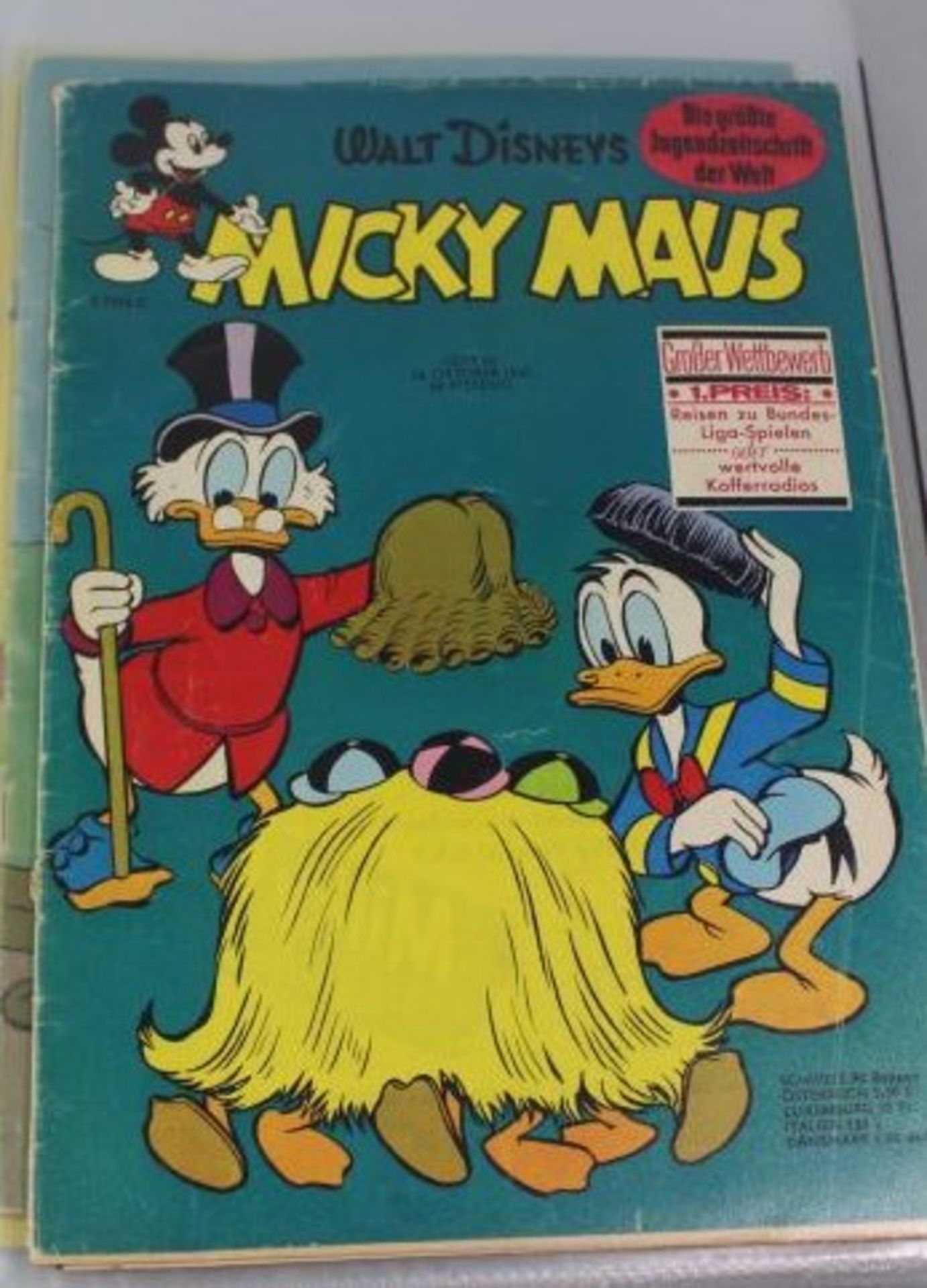 Ordner mit div. Ausgaben "Mickey Mouse", ab 1961 - 1968, teilw. Gebrauchsspuren.