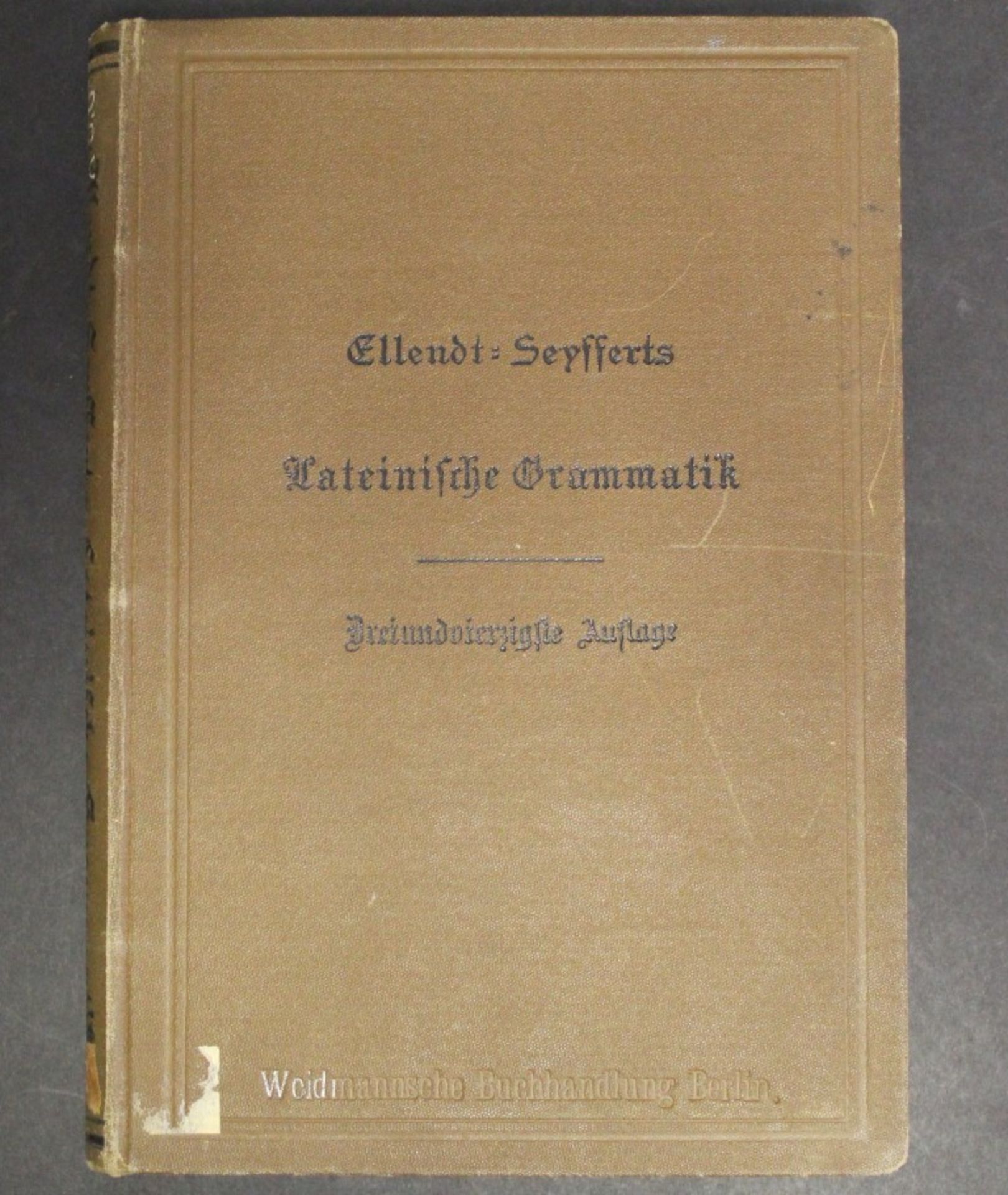 Lateinische Grammatik, Ellendt-Seyfferts,Berlin 1899, 43. Auflage,Alters-u. Gebrauchsspuren