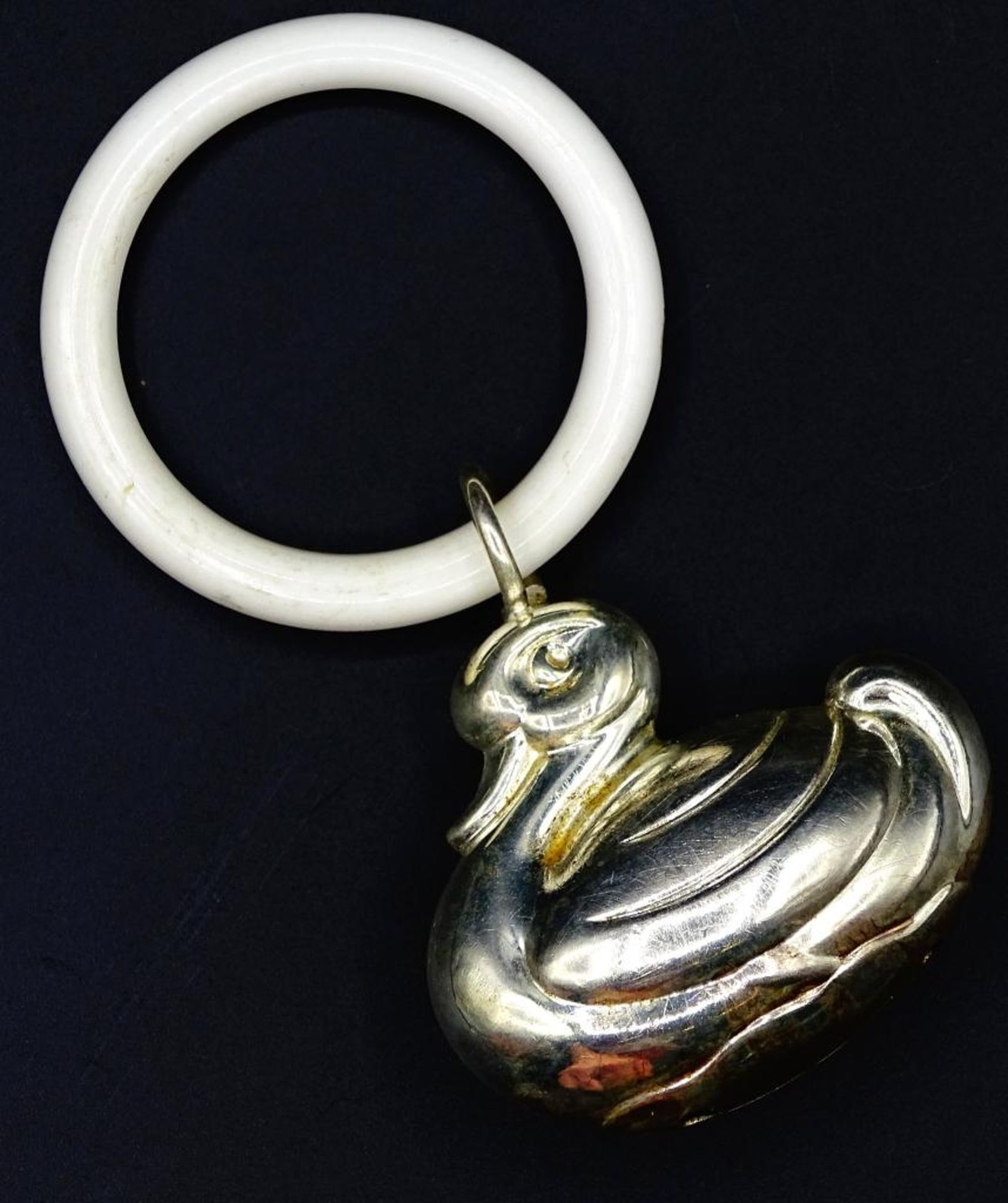 Babyrassel mit Beissring,wohl Silber?, Ente, H-mit Ring 9 cm - Bild 2 aus 3